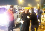 Otomobil ile çarpışan araç bariyerlere çıkarak yan yattı