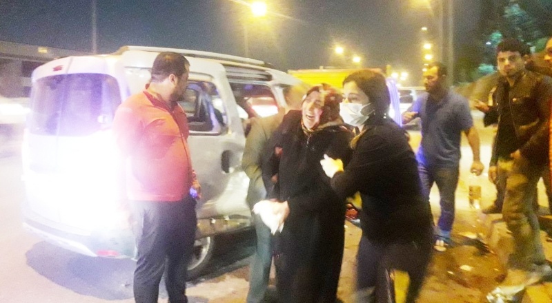 Otomobil ile çarpışan araç bariyerlere çıkarak yan yattı