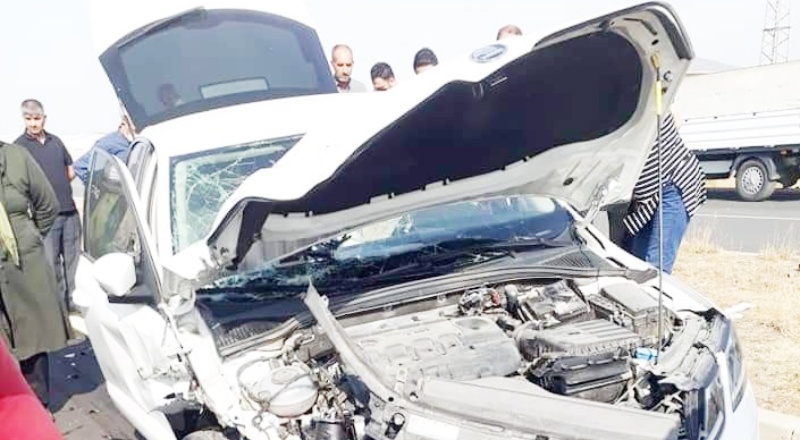 Otomobil ile çarpışan traktör ikiye bölündü