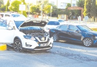 Otomobil ile jeep çarpıştı