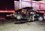 Otomobil ile kamyon çarpıştı