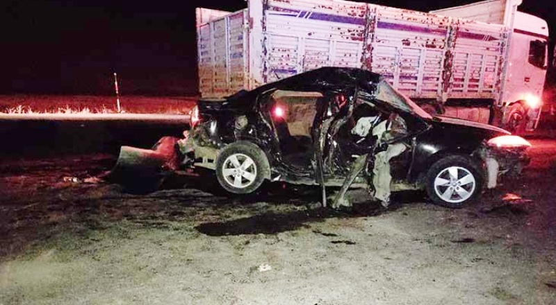 Otomobil ile kamyon çarpıştı