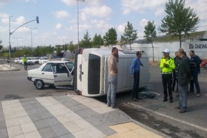 Otomobil ile minibüs çarpıştı: 5 yaralı var