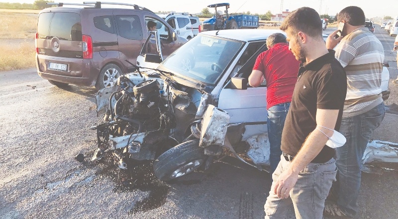 Otomobil ile minibüs çarpıştı: 4 yaralı