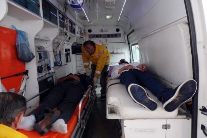 Otomobil ile minibus çarpıştı bir kişi ağr yaralı