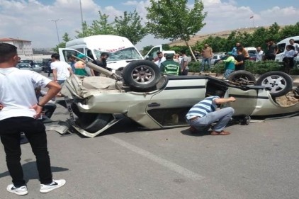 Otomobil ile minibüsün kafa kafaya çarpıştı