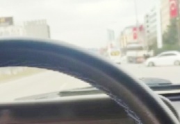 Otomobil ile motosiklet çarpıştı, motosiklettekiler havada taklalar atarak yere düştü