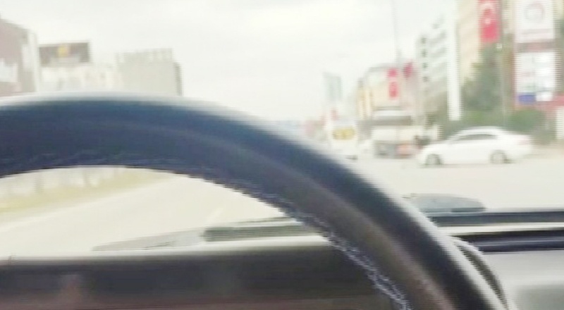 Otomobil ile motosiklet çarpıştı, motosiklettekiler havada taklalar atarak yere düştü