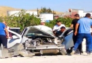 Otomobil iş makinesine çarptı