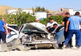 Otomobil iş makinesine çarptı