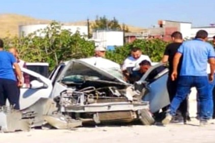 Otomobil iş makinesine çarptı