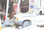 Otomobil iş yerine daldı 3 kişi aracın altında kaldı