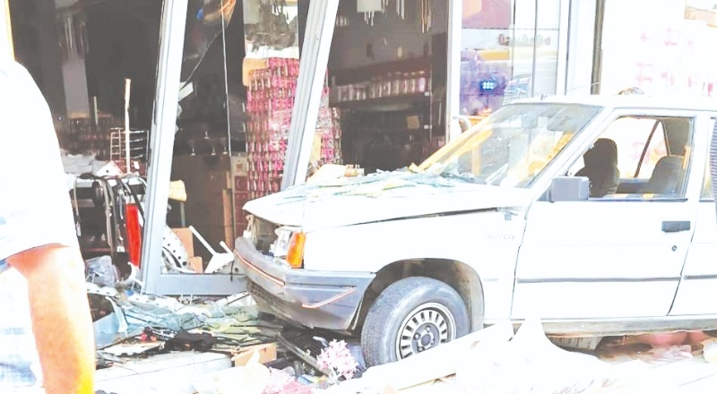Otomobil iş yerine daldı 3 kişi aracın altında kaldı