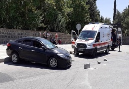 Otomobil kaldırıma çarptı, 8 kişi yaralandı