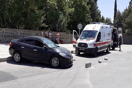 Otomobil kaldırıma çarptı, 8 kişi yaralandı