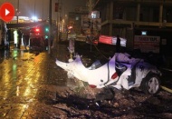 Otomobil köprünün demir korkuluklarına çarparak ikiye bölündü: 1 ölü, 2 yaralı