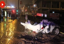 Otomobil köprünün demir korkuluklarına çarparak ikiye bölündü: 1 ölü, 2 yaralı