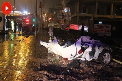 Otomobil köprünün demir korkuluklarına çarparak ikiye bölündü: 1 ölü, 2 yaralı