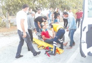 Otomobil motosiklete çarpıp kaçtı