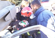 Otomobil ok gibi bariyerlere saplandı