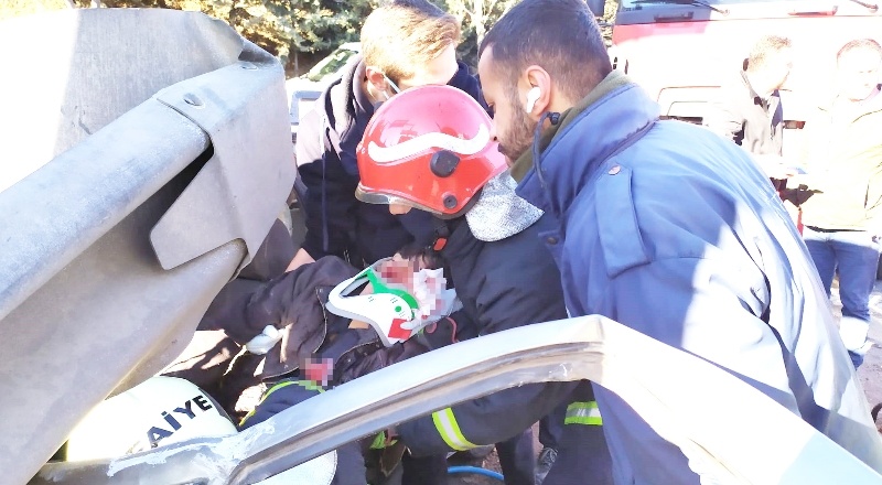 Otomobil ok gibi bariyerlere saplandı