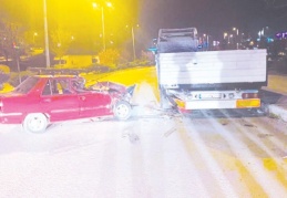 Otomobil park halindeki tıra çarptı