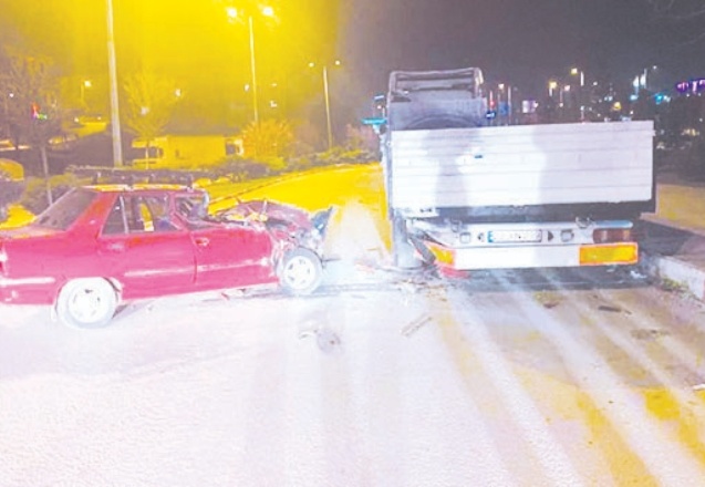 Otomobil park halindeki tıra çarptı