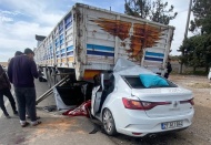 Otomobil park halindeki tırın altına girdi