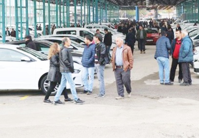 Otomobil piyasalarında faiz ve döviz belirsizliği satışları durdurdu