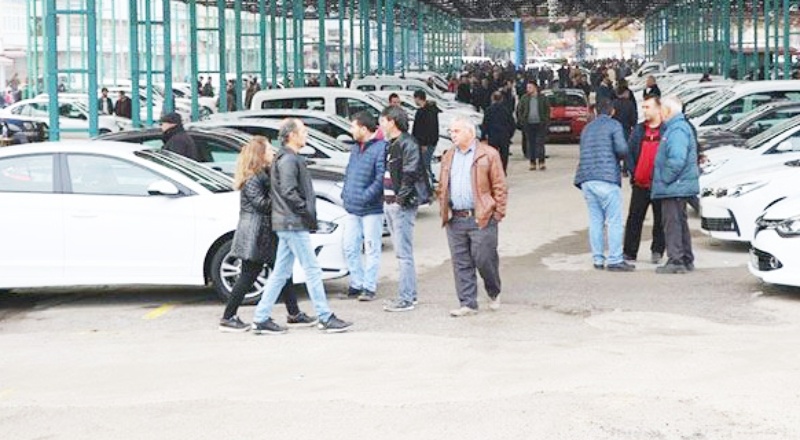 Otomobil piyasalarında faiz ve döviz belirsizliği satışları durdurdu