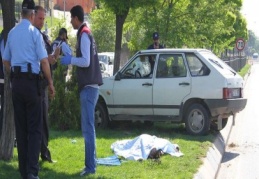 Otomobil refüjdeki kadınlara çarptı