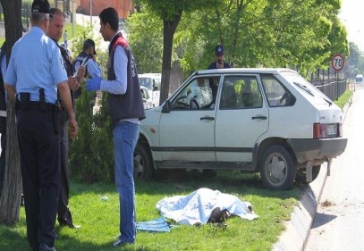 Otomobil refüjdeki kadınlara çarptı