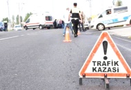 Otomobil refüje çarptı: 3 yaralı