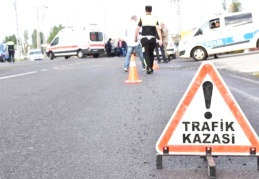 Otomobil refüje çarptı: 3 yaralı