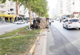 Otomobil, refüje çıkıp aydınlatma direğine çarptı