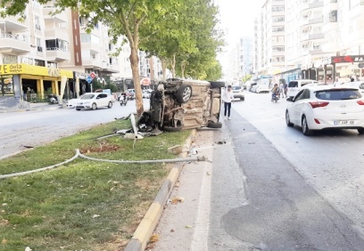 Otomobil, refüje çıkıp aydınlatma direğine çarptı