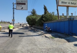 Otomobil sürücüsü, motosiklete çarpıp kaçtı