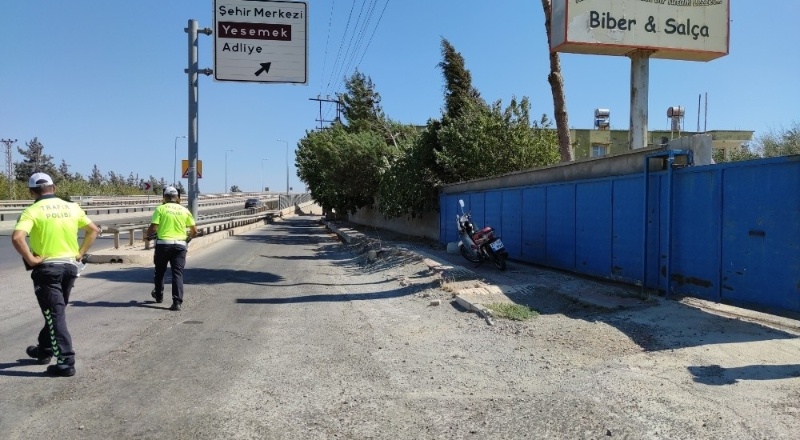 Otomobil sürücüsü, motosiklete çarpıp kaçtı