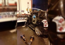 Otomobil TIR’a çarptı