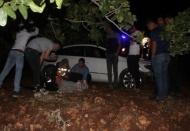 Otomobil tarlaya uçtu: 2 yaralı 