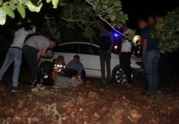 Otomobil tarlaya uçtu: 2 yaralı 