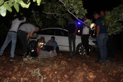 Otomobil tarlaya uçtu: 2 yaralı 