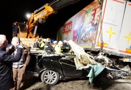 Otomobil tıra arkadan çarptı, 2 kişi öldü