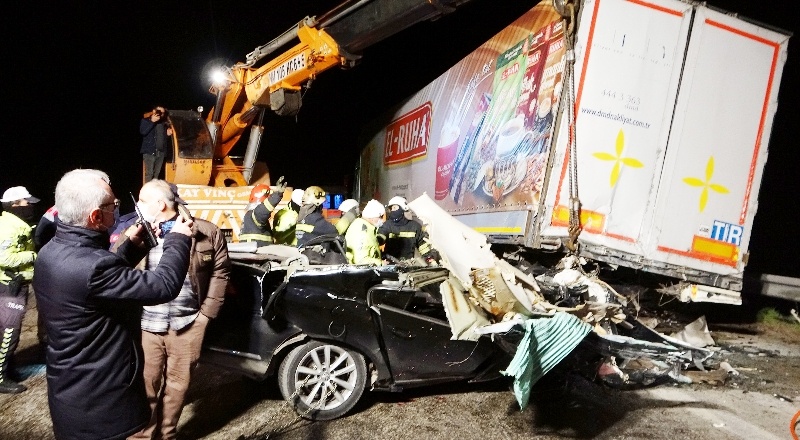 Otomobil tıra arkadan çarptı, 2 kişi öldü