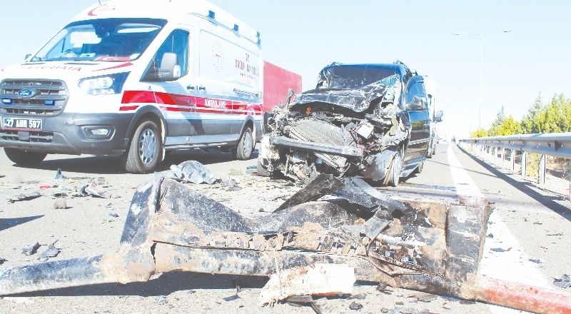 Otomobil TIR’a çarptı