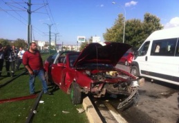 Otomobil tramvay hattına girdi 