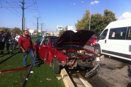 Otomobil tramvay hattına girdi 