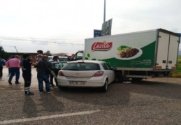 Otomobil ve tali yoldan çıkan bir kamyonet çarpıştı
