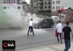 Otomobildeki yangını söndürmek için seferber oldular