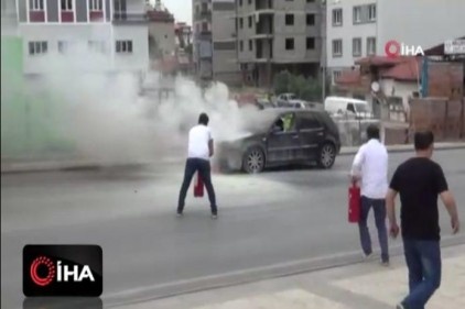 Otomobildeki yangını söndürmek için seferber oldular
